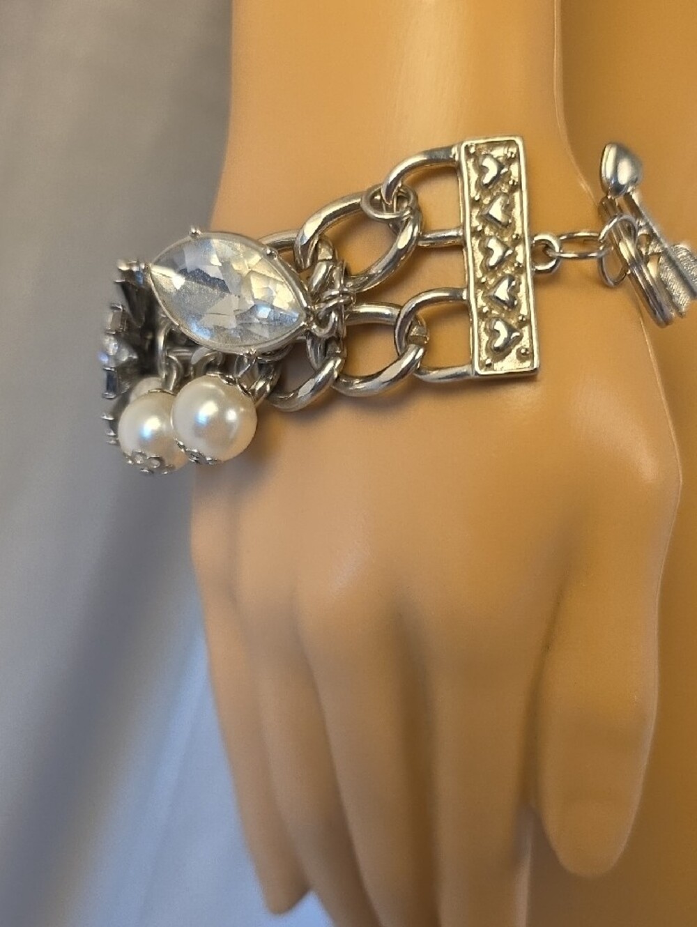 Betsey Johnson Silver Tone Bracelet with White Pearls and Clear Crystal Flower - Picture 5 of 7